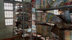 Phòng thư viện của một trường học ở Đắk Lắk bị ngập nước, sách vở hư hỏng hoàn toàn.