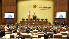 Phó Thủ tướng Thường trực Chính phủ Nguyễn Hòa Bình trình bày Báo cáo về việc thực hiện một số nghị quyết của Quốc hội nhiệm kỳ khóa XIV và khóa XV về giám sát chuyên đề, chất vấn. Ảnh: Doãn Tấn/TTXVN.