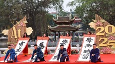 Trình diễn viết thư pháp tại Văn Miếu - Quốc Tử Giám. Ảnh: Thanh Tùng/TTXVN.