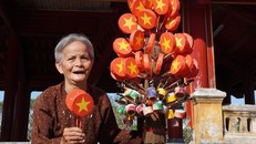 Mẫu trống lùng tùng in hình quốc kỳ Việt Nam dịp kỷ niệm Quốc khánh 2/9 của mệ Hường. Ảnh: Journeys in Hue.