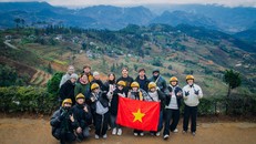 Không chỉ du khách trong nước mà khách du lịch quốc tế cũng đam mê cùng đất Hà Giang. Ảnh: Vương Công Nam/TTXVN.