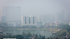 Bầu trời mù mịt do ô nhiễm không khí tại Hà Nội. Ảnh: Hoài Nam/Vietnam+.
