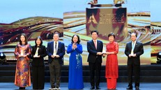 Thượng tá Bùi Ngọc Điệp, Phó Ban Thương hiệu & Truyền thông Tập đoàn Viettel (thứ hai từ trái sang) nhận giải thưởng tại sự kiện Large.