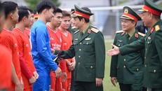 Đại tướng Phan Văn Giang thăm hỏi, trao đổi với Ban huấn luyện, cầu thủ và đại diện các bộ phận chuyên môn, nắm tình hình tập luyện, thi đấu và công tác quản lý, đào tạo của đội bóng.