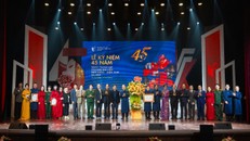 Các đại biểu, khách mời cùng lãnh đạo Nhà trường chụp ảnh lưu niệm tại buổi Lễ kỷ niệm 45 năm ngày thành lập Trường Đại học Sân khấu - Điện ảnh Hà Nội. Ảnh: Trường Đại học Sân khấu - Điện ảnh Hà Nội.