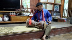Nghệ nhân Nhân dân Sầm Văn Dừn biểu diễn trống sành nhạc cụ truyền thống của đồng bào dân tộc Cao Lan. Ảnh: Quang Cường/TTXVN.