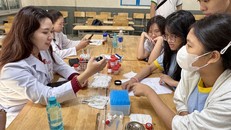 Các học sinh trong một buổi tư vấn hướng nghiệp.