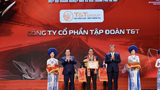 Ông Mai Xuân Sơn, Tổng Giám đốc đại diện Tập đoàn T&T Group nhận Bằng khen của Chủ tịch UBND TP Hà Nội.