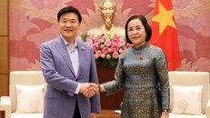 Phó Chủ tịch Quốc hội Nguyễn Thị Thanh với Giáo sư Kim Hak-Min, Chủ tịch Hội đồng Tư vấn thẩm định đạo đức Quốc hội của Hàn Quốc