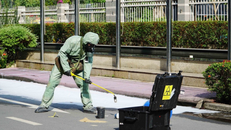 Lực lượng chức năng tiến hành thu hồi nguồn phóng xạ. 