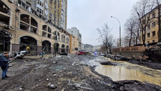 Hiện trường đổ nát sau một vụ tấn công bằng tên lửa và máy bay không người lái nhằm vào Ukraine