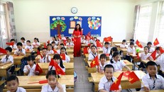 Một tiết học của lớp 1C trường Tiểu học Trung Yên (Hà Nội). Ảnh tư liệu: Huy Hùng/TTXVN.