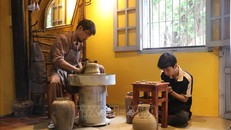 Nghệ nhân trình diễn làm gốm. Ảnh minh họa: Tường Vi/TTXVN.