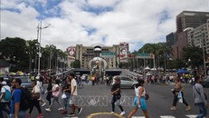 Người dân di chuyển trên đường phố thủ đô Caracas, Venezuela ngày 31/12/2025. Ảnh: THX/TTXVN.