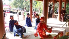 Các cụ cao niên tái hiện nghi lễ tại Lễ hội cơm mới của người Mường. Ảnh: TTXVN.