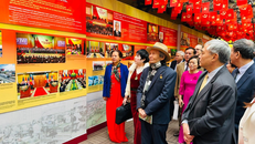 Khách tham quan thể hiện sự quan tâm và trân trọng đối với giá trị lịch sử được trưng bày. 