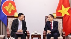 Bí thư Trung ương Đảng, Bộ trưởng Bộ Ngoại giao Lê Hoài Trung tiếp Tổng Thư ký ASEAN Kao Kim Hourn. Ảnh: Minh Đức/TTXVN.