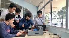Sinh viên Trường Đại học Bách Khoa-Đại học Quốc gia TP. Hồ Chí Minh thực hành ứng dụng công nghệ cao. Ảnh: Mỹ Phương/TTXVN.