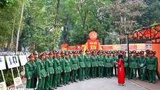 Cụm trưng bày thu hút đông đảo các tầng lớp nhân dân, cán bộ, chiến sỹ tham quan. Ảnh: Nam Nguyễn/Vietnam+.