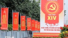Pano, khẩu hiệu rực đỏ trên các tuyến phố chào mừng Đại hội đại biểu toàn quốc lần thứ XIV của Đảng. Ảnh: Lê Đông/TTXVN.