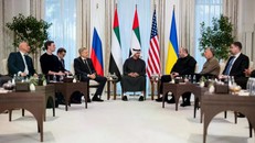 Tổng thống UAE Sheikh Mohamed bin Zayed al-Nahyan (giữa) trao đổi với các trưởng đoàn tham gia cuộc đàm phán ba bên do UAE chủ trì giữa Mỹ, Nga và Ukraine, tại Cung điện Al Shati ở Abu Dhabi.