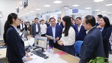 Thủ tướng Chính phủ trao đổi với người dân tại Trung tâm phục vụ hành chính công tỉnh Quảng Ninh. Ảnh: VGP/Nhật Bắc.