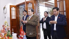 Chủ tịch Quốc hội Trần Thanh Mẫn thăm gia đình và dâng hương tưởng nhớ cố Tổng Bí thư, Chủ tịch Quốc hội Nguyễn Phú Trọng. Ảnh: Doãn Tấn/TTXVN.