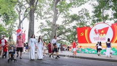 Du khách vui chơi tại khu vực phố đi bộ hồ Hoàn Kiếm. Ảnh tư liệu: Thành Phương/TTXVN.