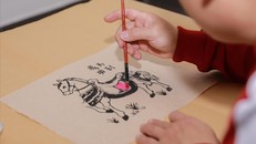 Du khách được trải nghiệm in tranh tại triển lãm. Ảnh: Phan Phương/TTXVN.