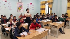 Học sinh Trường Phổ thông Dân tộc bán trú Tiểu học & THCS Thàng Tín (xã Thàng Tín, Tuyên Quang) trở lại trường sau lũ ống. Ảnh: TTXVN.