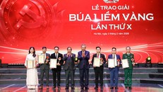 Tổng Bí thư Tô Lâm và Thủ tướng Chính phủ Phạm Minh Chính trao giải A - Giải Búa liềm Vàng lần thứ X năm 2025 cho các tác giả, nhóm tác giả đoạt giải. Ảnh: VGP/Nhật Bắc.