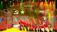 Chương trình được xây dựng theo kết cấu ba phần, tạo thành một mạch tự sự xuyên suốt từ quá khứ – hiện tại – tương lai nhằm ôn lại truyền thống vẻ vang, khẳng định vai trò lãnh đạo toàn diện của Đảng. Ảnh: VGP/DA.