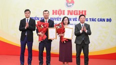 Anh Bùi Quang Huy - Ủy viên Trung ương Đảng, Phó Chủ tịch Ủy ban Trung ương MTTQ Việt Nam, Bí thư thứ nhất Trung ương Đoàn TNCS Hồ Chí Minh và Bí thư Đảng ủy, Tổng Biên tập Báo Tiền Phong Phùng Công Sưởng, trao quyết định và tặng hoa chúc mừng hai Phó Tổng Biên tập Báo Tiền Phong.