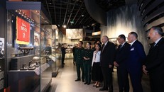 Chủ tịch Hạ viện Jordan Mazen Turki El Qadi tham quan các khu trưng bày tại Bảo tàng Lịch sử Quân sự Việt Nam. Ảnh: Tuấn Anh/TTXVN.