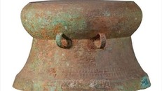 Chiếc trống đồng Làng Vạc thuộc nền văn hóa Đông Sơn, có niên đại từ thế kỷ III đến thế kỷ I trước Công nguyên hiện được lưu giữ tại Bảo tàng Nghệ An – Xô viết Nghệ Tĩnh. Ảnh: TTXVN.
