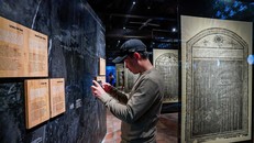 Khách tham quan Trưng bày. Ảnh: Khánh Hoà /TTXVN.