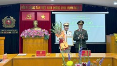 Đại tá Nguyễn Ngọc Quyền, Phó Bí thư Đảng ủy, Phó Giám đốc CATP Hà Nội trao quyết định của Giám đốc CATP Hà Nội bổ nhiệm Trung tá Chu Quốc Dũng giữ chức vụ Trưởng Ban Biên tập Chuyên đề An ninh Thủ đô/