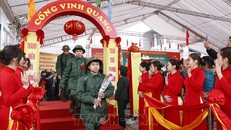 Thanh niên Thủ đô hăng hái lên đường nhập ngũ. Ảnh tư liệu: Văn Điệp/TTXVN.