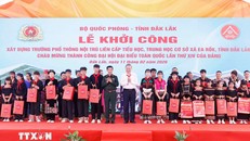 Tổng Bí thư Tô Lâm và Đại tướng Phan Văn Giang tặng quà cho học sinh. Ảnh: Thống Nhất/TTXVN.