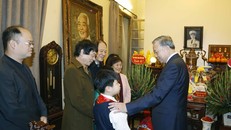 Tổng Bí thư Tô Lâm thăm hỏi thân nhân Đại tướng Võ Nguyên Giáp. Ảnh: Thống Nhất/TTXVN.