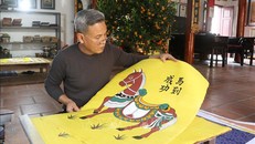 Đáp ứng nhu cầu người tiêu dùng, nghệ nhân làng nghề sáng tạo bức tranh dân gian Đông Hồ với chủ đề con ngựa ngày Tết.