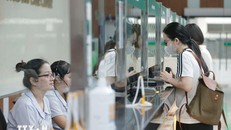 Người dân đến khám bệnh đăng ký tại quầy tiếp đón. Ảnh: Minh Quyết/TTXVN.