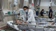 PGS.TS, bác sĩ cao cấp Nguyễn Văn Chi, chuyên gia cấp cứu hồi sức, nguyên Giám đốc Trung tâm Cấp cứu A9 thăm khám cho bệnh nhân sáng mùng 5 Tết.