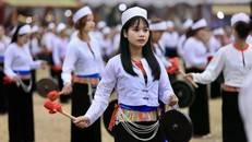 Phụ nữ Mường (Hòa Bình cũ, nay là Phú Thọ) trình diễn trong lễ hội. Ảnh: Trọng Đạt/TTXVN.