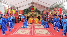 Các bô lão thực hiện nghi thức tế tại Đàn Tịch Điền trong lễ hội Vua Hùng dạy dân cấy lúa. Ảnh: Tạ Toàn/TTXVN.