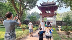 Du khách quốc tế tham quan di tích Văn Miếu - Quốc Tử Giám, Hà Nội. Ảnh: XC.
