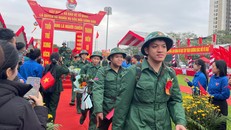 Các thanh niên lên đường nhập ngũ tại điểm giao nhận quân số 7. Ảnh: Hằng Trần/Vietnam+.