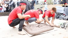 Pháo thủ làm pháo đất. Ảnh: Mạnh Tú/TTXVN.