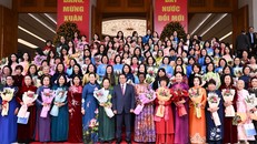 Thủ tướng Phạm Minh Chính và các đại biểu tại buổi gặp mặt nữ lãnh đạo, quản lý các cơ quan Trung ương và trao giải thưởng Kovalevskaia năm 2025.