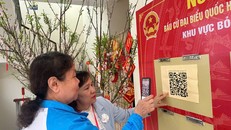 Cán bộ, hội viên phụ nữ phường Ô Chợ Dừa ứng trực tuyên truyền, hỗ trợ công tác bầu cử. Ảnh: PV